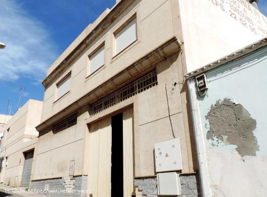 VENTA DE LOCAL CON POSIBILIDAD DE VIVIENDA EN PLANTA ALTA - ALMERIA