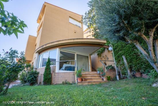 Espléndida residencia con vistas panorámicas espectaculares de la ciudad y el mar. - BARCELONA