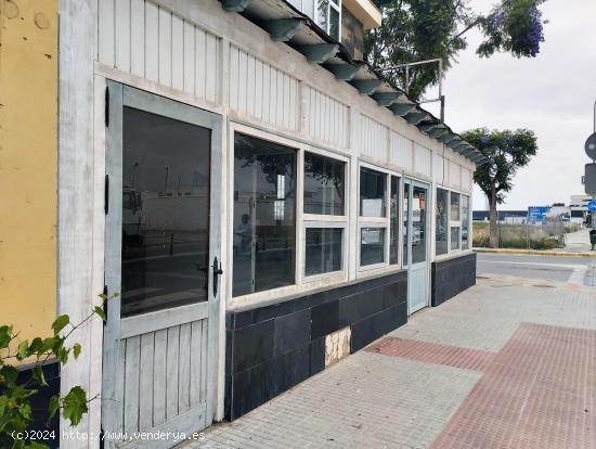 LOCAL COMERCIAL CON TERRAZA DE MADERA - CADIZ