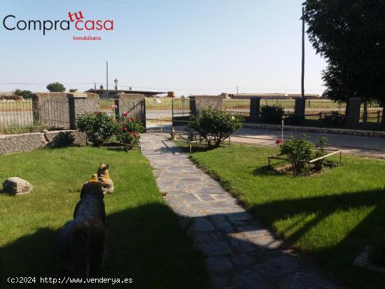 VENTA.-.CHALET INDIVIDUAL CON GRAN PARCELA Y NAVE.- - SEGOVIA