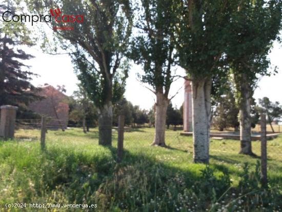 VENTA.-.CHALET INDIVIDUAL CON GRAN PARCELA Y NAVE.- - SEGOVIA