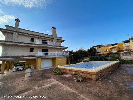 ESPETACULAR  CASA/CHALET A SOLO 8 KM DE CULLERA , CON AMPLIA PARCELA, FRUTALES Y PISCINA. - VALENCIA