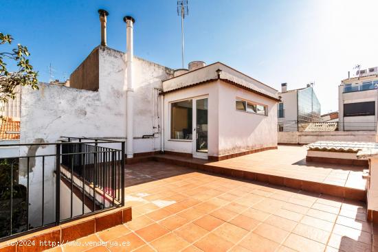 CASA EN VENTA CON TERRAZA EN LA CREU ALTA - BARCELONA