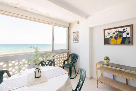 ¡Apartamento en Primera Línea de Playa en El Perellonet, Valencia! - VALENCIA