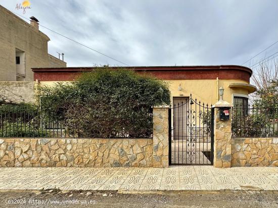 Bellisimo chalet en planta baja y en esquina con gigantesca parcela + 2 plaza de garaje cerradas - A