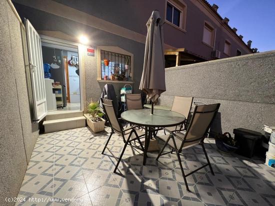 ADOSADO TRIPLEX EN PLAYA FLAMENCA! 3 DORMITORIOS. 3 BAÑOS. PISCINA COMUNITARIA. - ALICANTE