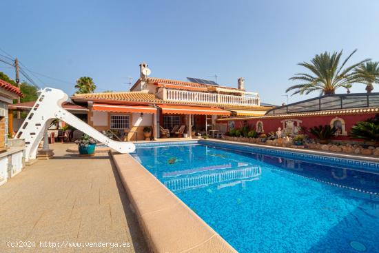 Magnifica Villa con piscina en La Regia - ALICANTE