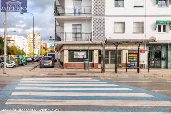 Localazo en esquina con mas de 30 metros de fachada. Avd de Dilar junto ambulatorio del Zaidín - GR