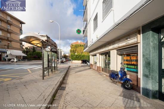 Localazo en esquina con mas de 30 metros de fachada. Avd de Dilar junto ambulatorio del Zaidín - GR