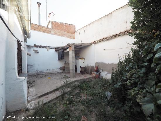 Casa de planta baja de 286 m2 con 10,50 m de fachada junto a calle Oriente por 60.000 €. - CIUDAD 