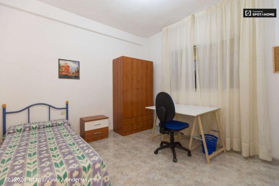 Habitación de estudiantes con cama individual en alquiler en apartamento de 4 dormitorios en Ronda 