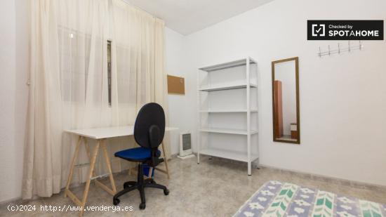 Habitación de estudiantes con cama individual en alquiler en apartamento de 4 dormitorios en Ronda 