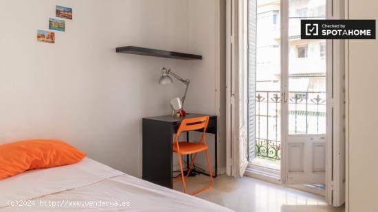 Se alquilan habitaciones en apartamento de 6 dormitorios en Madrid - MADRID