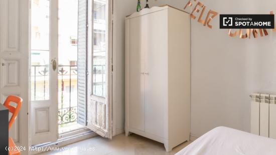 Se alquilan habitaciones en apartamento de 6 dormitorios en Madrid - MADRID