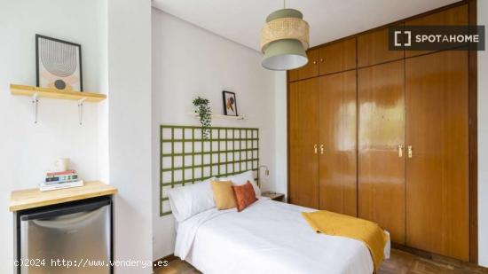 Se alquila habitación en piso de 7 dormitorios en Madrid - MADRID