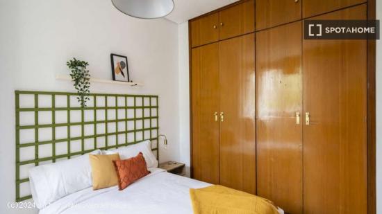 Se alquila habitación en piso de 7 dormitorios en Madrid - MADRID