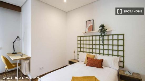 Se alquila habitación en piso de 7 dormitorios en Madrid - MADRID