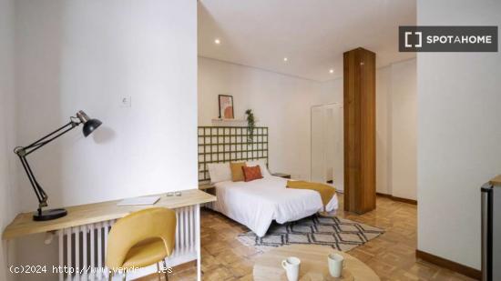 Se alquila habitación en piso de 7 dormitorios en Madrid - MADRID