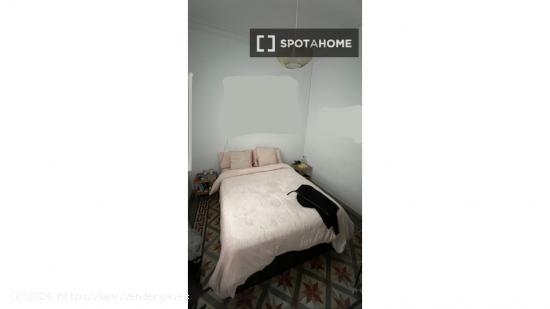 Se alquila 1 habitación en piso de 3 dormitorios en Barcelona. - BARCELONA