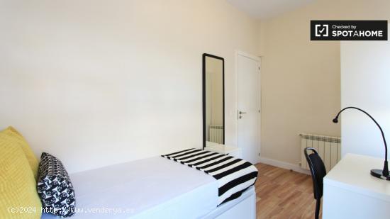 Alquilar una habitación con calefacción en un apartamento de 4 dormitorios, Embajadores - MADRID