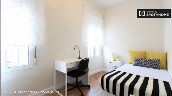 Alquilar una habitación con calefacción en un apartamento de 4 dormitorios, Embajadores - MADRID