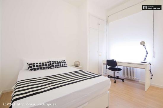 Amplia habitación con armario empotrado en un apartamento de 10 habitaciones, Moncloa - MADRID