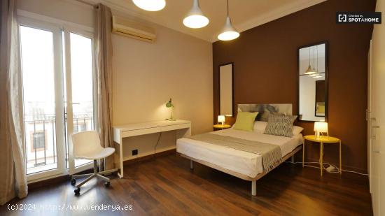 Elegante habitación con cama doble y balcón en alquiler en Gràcia - BARCELONA