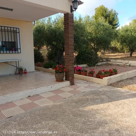 Se vende chalet en Onil de 3 dormitorios y 1 baño. - ALICANTE