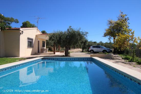 Se vende chalet en Onil de 3 dormitorios y 1 baño. - ALICANTE