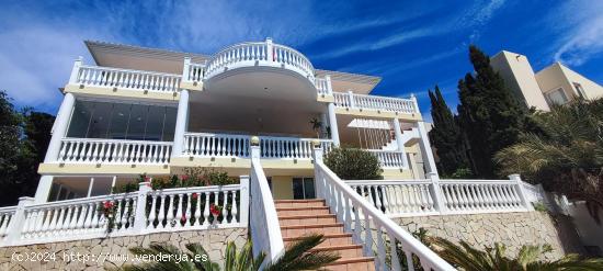 VILLA CON IMPRESIONANTES VISTAS AL MAR - MALAGA