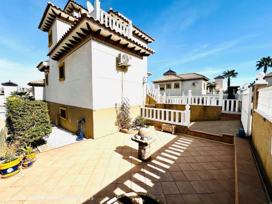 Villa independiente con piscina privada en Villamartin Golf - ALICANTE