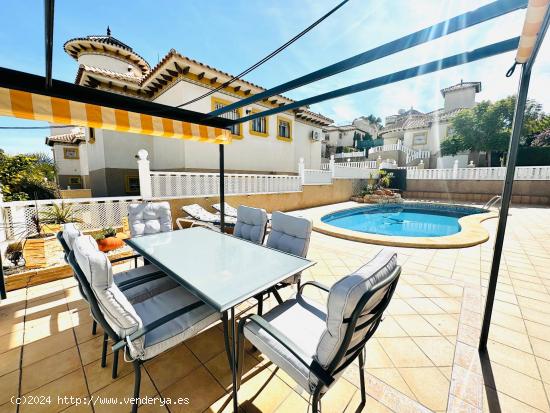 Villa independiente con piscina privada en Villamartin Golf - ALICANTE