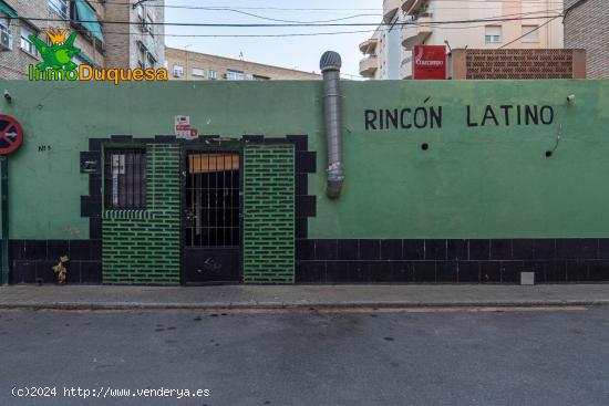 Local comercial de 200 m2 cerca del estadio Los Carmenes, magnifica oportunidad de inversion - GRANA