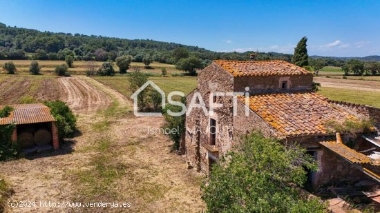 Imponente Masía Catalana para Reformar con Terreno y Vistas en Venta en Casavells