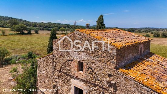 Imponente Masía Catalana para Reformar con Terreno y Vistas en Venta en Casavells