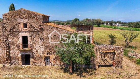 Imponente Masía Catalana para Reformar con Terreno y Vistas en Venta en Casavells