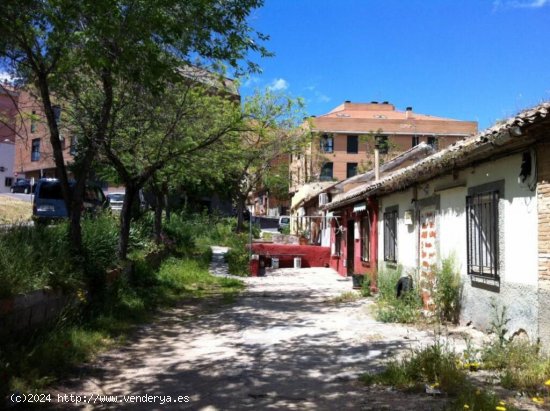 Estupendo terreno urbano en Toledo con edificaciones en su interior, ¡visítelo!