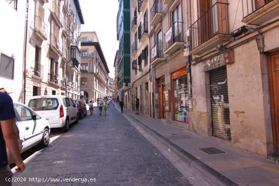  Ekiser vende o alquila local en Calle Santo Domingo de Pamplona - NAVARRA 