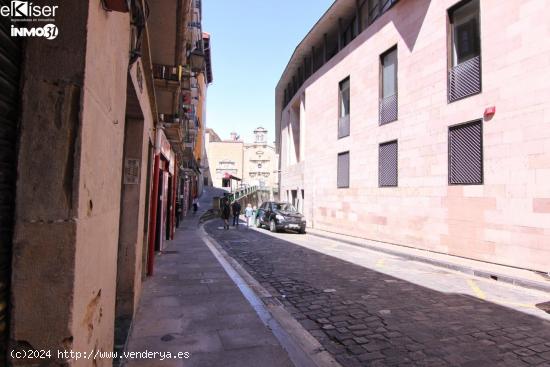 Ekiser vende o alquila local en Calle Santo Domingo de Pamplona - NAVARRA