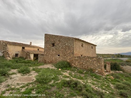 A 1 KM DE HIJATE, EN EL RAMIL ALTO (ALMERÍA ), VENTA DE GRAN TERRENO CON CORTIJO PARA RESTAURAR. - 