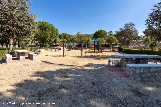 SE VENDE UN SOLAR EN URB.CAÑADAS DEL PARQUE, DILAR - GRANADA