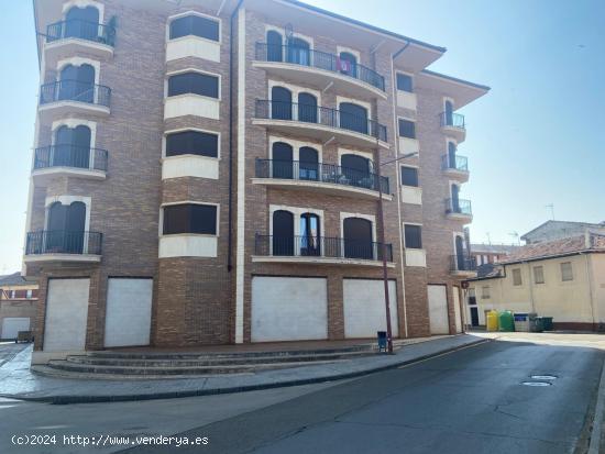  SE VENDE APARTAMENTO, COCINA, SALÓN, 2 HAB., 2 BAÑOS, TRASTERO Y GARAJE - LEON 