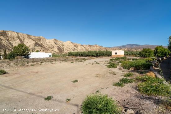 Terreno con Cortijo en Alsodux - ALMERIA