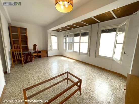 Apartamento Centrico de 2 Dormitorios, Baño, Cocina Independiente, comedor y Lavadero (Trastero) - 