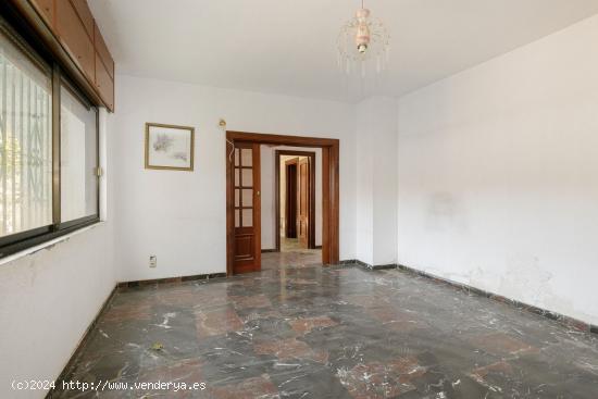 CHALET CON PISCINA Y TERRENO EN EL CENTRO DE LAS GABIAS - GRANADA