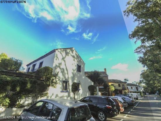  Plazas de garaje de 33 m²  con trastero en la urbanización Pueblo de Guadalmina - MALAGA 