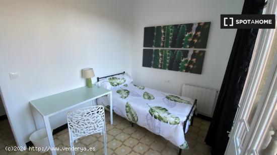 Se alquila habitación en el apartamento de 5 dormitorios en el Eixample Dreta. - BARCELONA