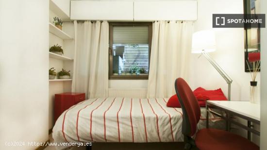 Se alquila habitación con baño privado en piso de 4 habitaciones en Costillares - MADRID