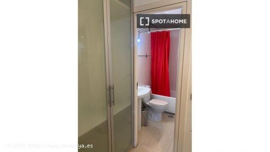 Se alquila habitación con baño privado en piso de 4 habitaciones en Costillares - MADRID