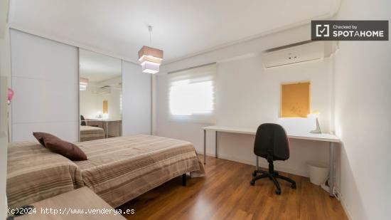 Se alquila habitación en piso de 3 dormitorios en Burjassot - VALENCIA